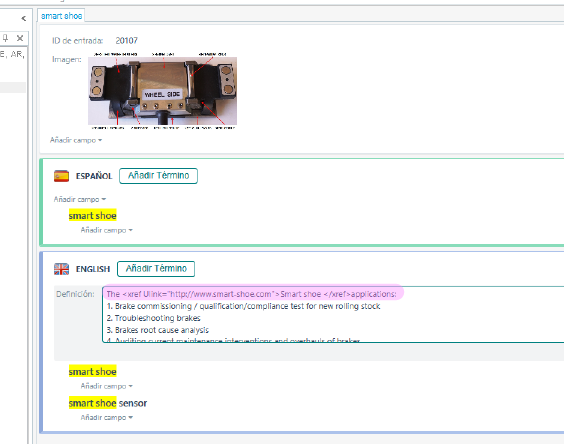 Screenshot showing 'smart shoe' term with a hyperlink in the definition field of Trados Studio.