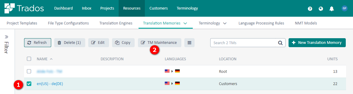 Trados Studio Translation Memories tab showing a selected TM 'en(US) - de(DE)' with a red error icon and TM Maintenance highlighted with a red notification bubble indicating 2 issues.