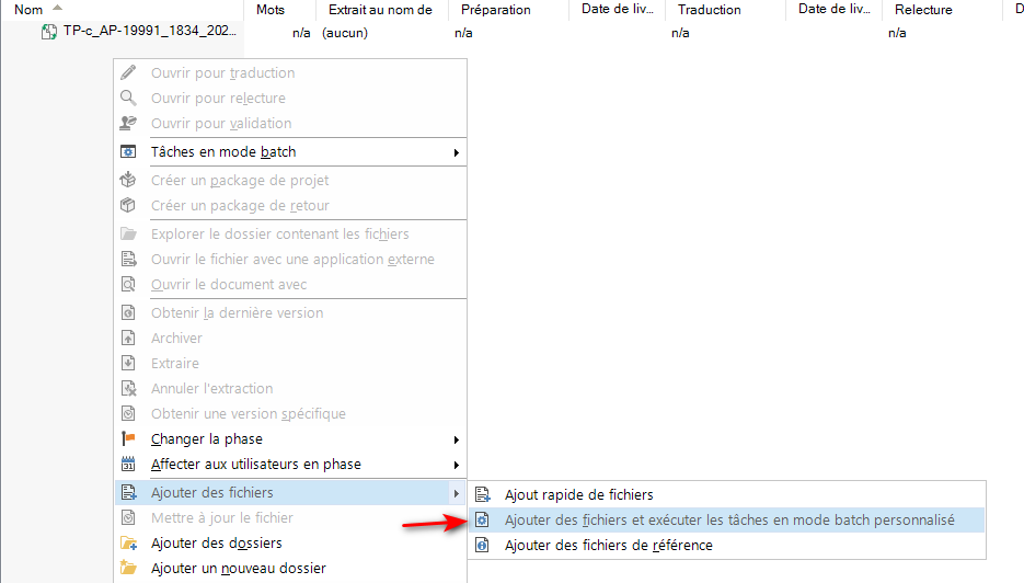 Trados Studio screenshot of the project files view with a context menu open and a red arrow pointing to the 'Mettre a jour le fichier' option, indicating the process to update a file.