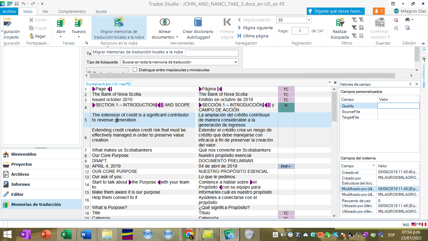 Trados Studio interface showing the 'Migrar memorias de traducci n locales a la nube' option with a translation memory file open in the background.