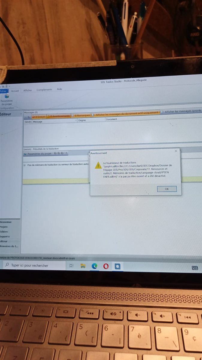 Screenshot of Trados Studio with an error message window stating 'Le fournisseur de traductions path n'a pas pu etre ouvert et a ete desactive.'