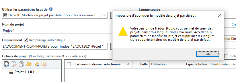 Trados Studio error message saying 'Impossible d'appliquer le modele de projet par defaut' with a warning icon indicating the version allows creating projects with a maximum of two target languages and to access project template settings to remove additional target languages.
