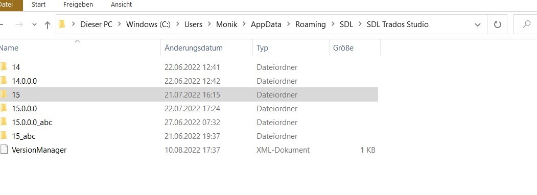 File Explorer window with Trados Studio version folders, highlighting the 15 folder without TranslationmemoryRepository.xml file.