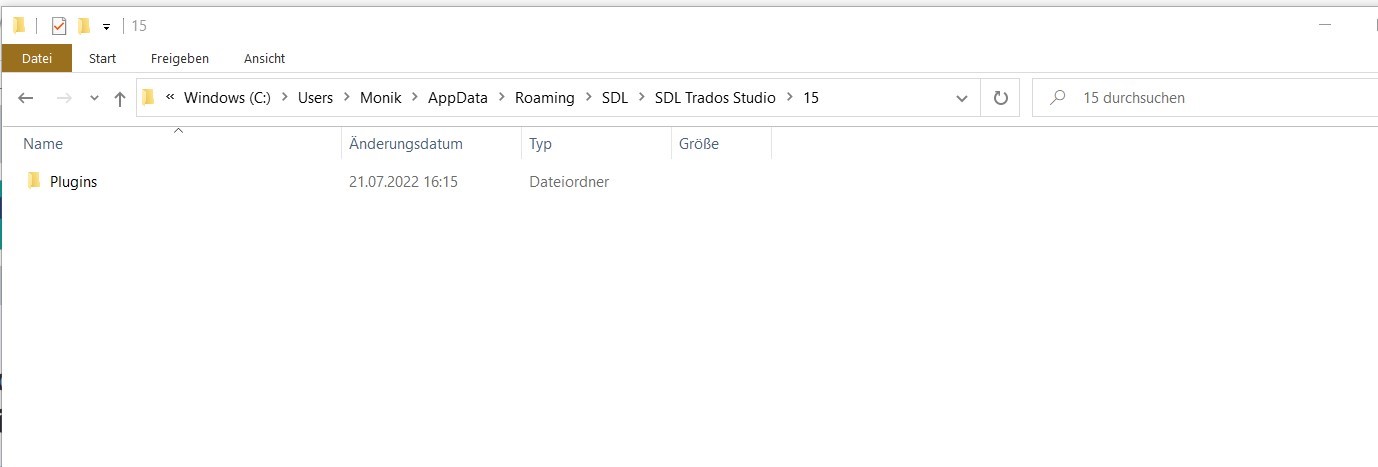File Explorer window showing Trados Studio 15 folder with only a Plugins subfolder, missing TranslationmemoryRepository.xml file.