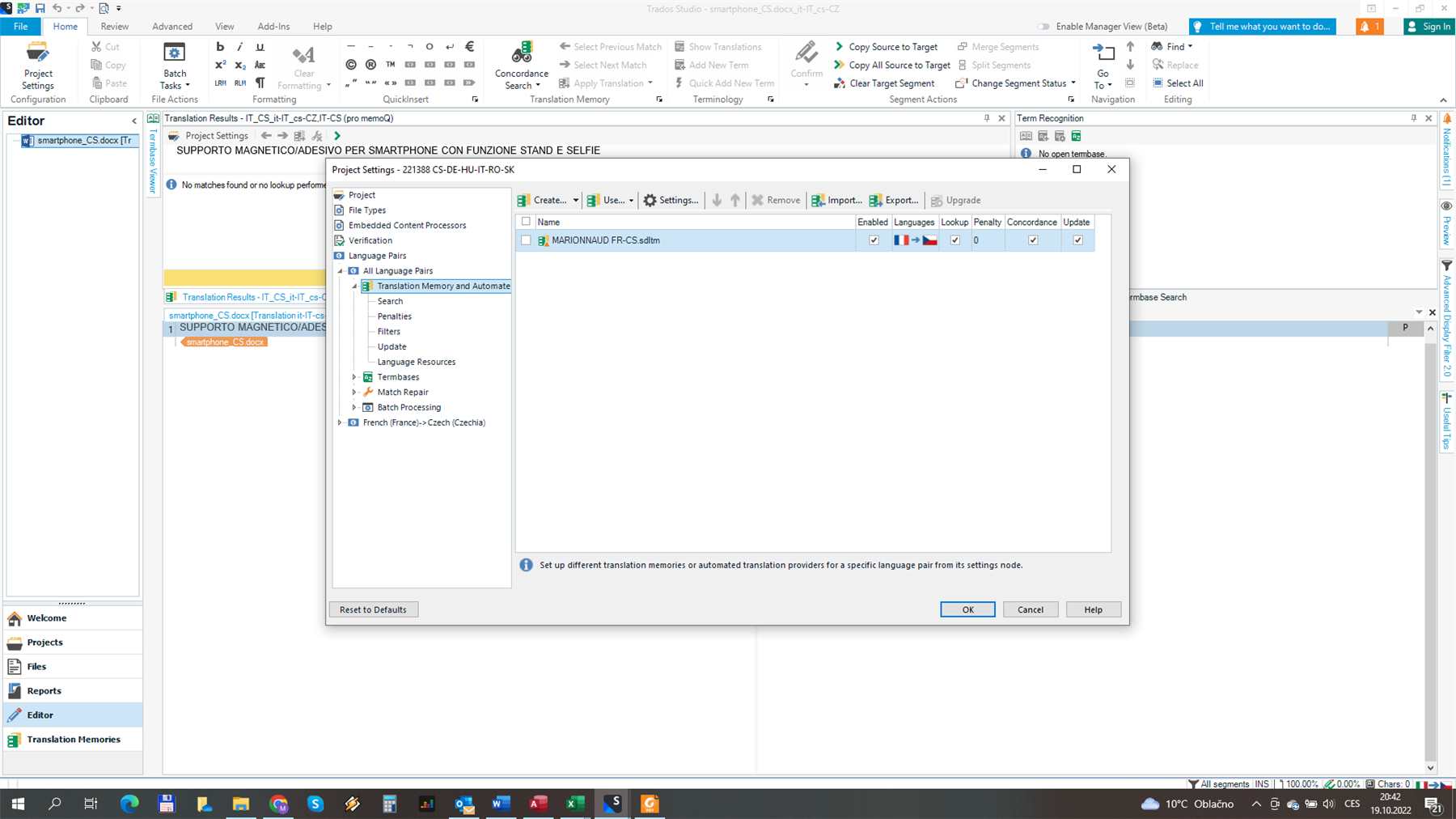 Trados Studio editor with a warning message indicating no translation memory or term base is open.
