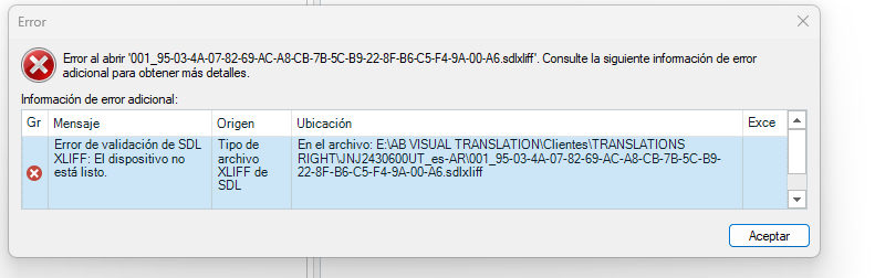 Error dialog box from Trados Studio with a message stating 'Error al abrir' followed by a file path and 'Error de validacion de SDL XLIFF: El dispositivo no esta listo.'