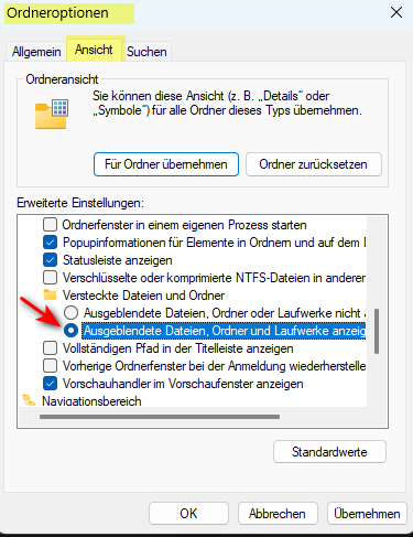 Screenshot of a dialog box titled 'Ordneroptionen' with the 'Ansicht' tab open. A red arrow points to an option labeled 'Ausgeblendete Dateien, Ordner und Laufwerke anzeigen', which is checked.