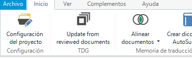 Screenshot of Trados Studio menu with options including 'Configuracion del proyecto', 'Update from reviewed documents', 'Alinear documentos', and 'Crear diccionario AutoSuggest'.