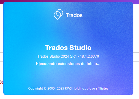 Trados Studio 2024 initialization window with text 'Trados Studio 2024 SR1 - 18.1.2.6370' and 'Ejecutando extensiones de inicio...' on a blue gradient background.