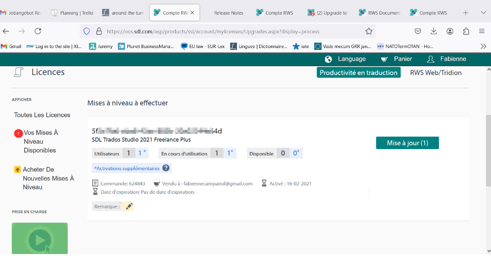 Screenshot of a licensing and installation webpage for SDL Trados Studio 2021 Freelance Plus. A section titled 'Vos Mises A Niveau Disponibles' indicates 1 available update. A warning icon with a remark is visible.