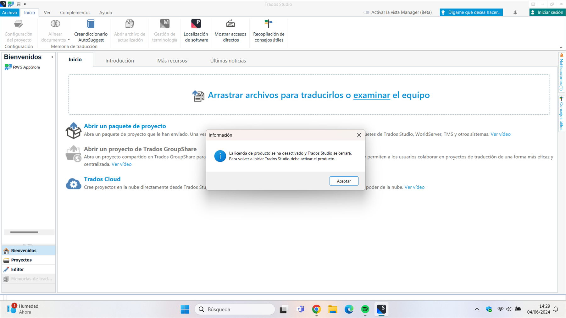 Trados Studio error message stating 'La licencia de producto se ha desactivado y Trados Studio se cerrara. Para volver a iniciar Trados Studio debe activar el producto.' with an 'Aceptar' button.