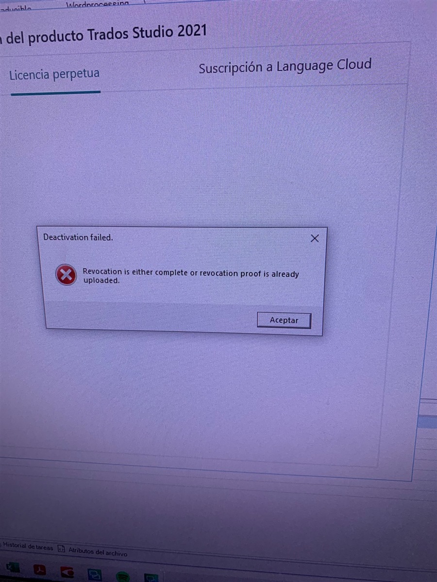 Screenshot of Trados Studio 2021 product license deactivation error message stating 'Deactivation failed. Revocation is either complete or revocation proof is already uploaded.' with an 'Aceptar' button.