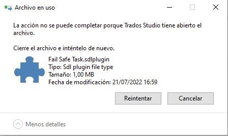 Error message in Spanish indicating that the action cannot be completed because Trados Studio has the file open. It suggests closing the file and trying again. Details show the 'Fail Safe Task.sdlplugin' with file type, size, and last modified date. Options to 'Retry' or 'Cancel' are available.