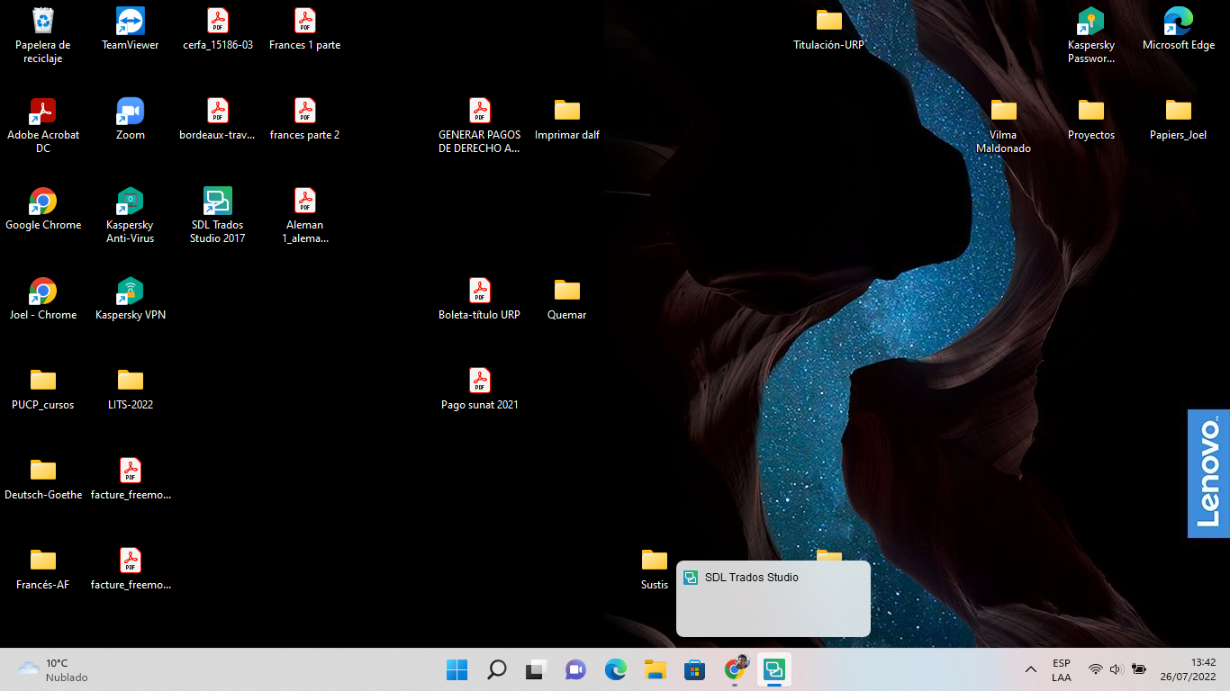 Screenshot of a computer desktop with various icons, including SDL Trados Studio 2017 which appears to be loading but not fully open. No error messages are visible.