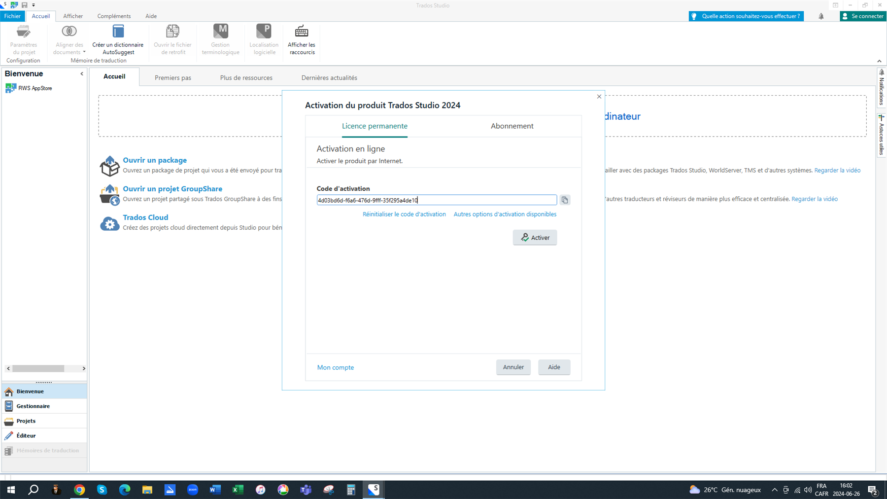 Screenshot of Trados Studio 2024 product activation window with fields for 'Activation en ligne' and a blurred activation code, with an 'Activer' button available.