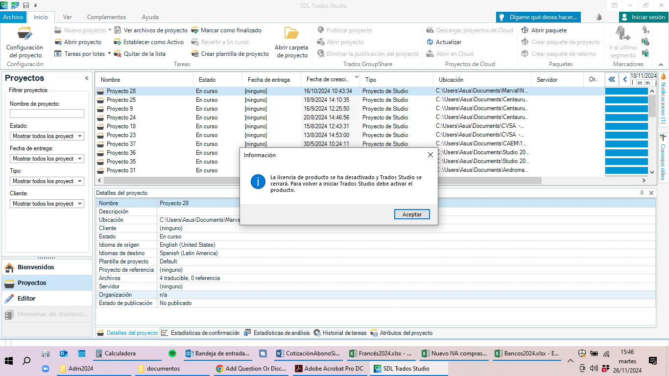 Screenshot of SDL Trados Studio software with a warning message stating 'La licencia de producto se ha desactivado y Trados Studio se cerrara. Para volver a iniciar Trados Studio debe activar el producto.' which translates to 'The product license has been deactivated and Trados Studio will close. To restart Trados Studio you must activate the product.' A list of projects is displayed in the background.