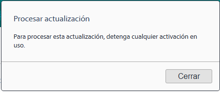 Error message in Spanish on a software update screen saying 'To process this update, stop any activation in use' with a 'Close' button.