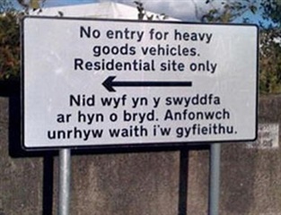 Nid wyf yn y swyddfa ar hyn o bryd. Anfonwch unrhyw waith i'w gyfieithu which translates as 'I am not in the office at the moment. Send any work to be translated.'