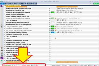 Screenshot of Trados Studio interface showing a translation project with a yellow arrow pointing to a segment with the 'Lockstatus' feature activated.