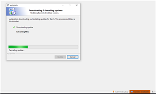 Trados Studio update dialog showing progress bar with text 'Downloading & Installing updates' and 'Extracting files'.