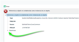 Error dialog box in Trados Studio showing 'Referencia a objeto no establecida como instancia de un objeto' with a green arrow pointing to 'Stacktrace'.