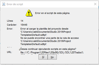 Screenshot of a script error message in Trados Studio 2019. It shows an exclamation mark icon and text in Spanish indicating a problem loading a project template from a specified file path. Options to continue running scripts on the page are 'Yes' or 'No'.