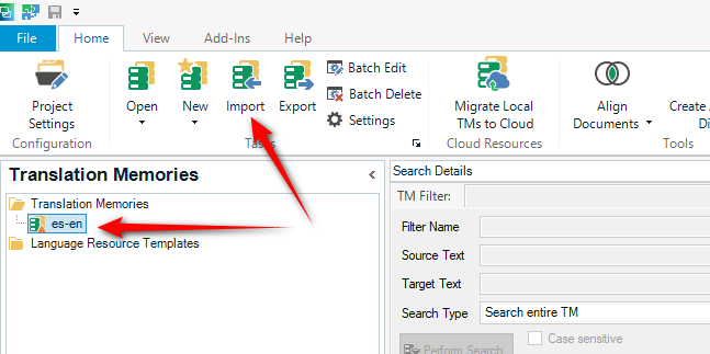Trados Studio interface showing the Translation Memories section with a red arrow pointing to an unselected TM labeled 'es-en'.
