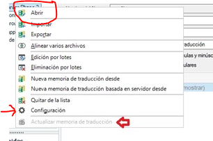 Screenshot of Trados Studio menu with 'Abrir' option circled in red and an arrow pointing to 'Configuraci n'. A greyed-out option 'Actualizar memoria de traducci n' is indicated with a red arrow.