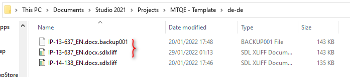 Windows Explorer showing the 'de-de' folder with a backup SDLXLIFF file marked with a red arrow, alongside the original SDLXLIFF files.