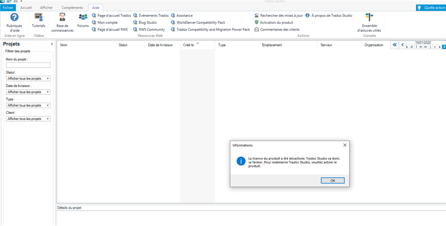 Trados Studio screenshot showing an 'Informations' dialog box with a warning icon and message in French indicating product license deactivation failure and the need to reactivate the product.