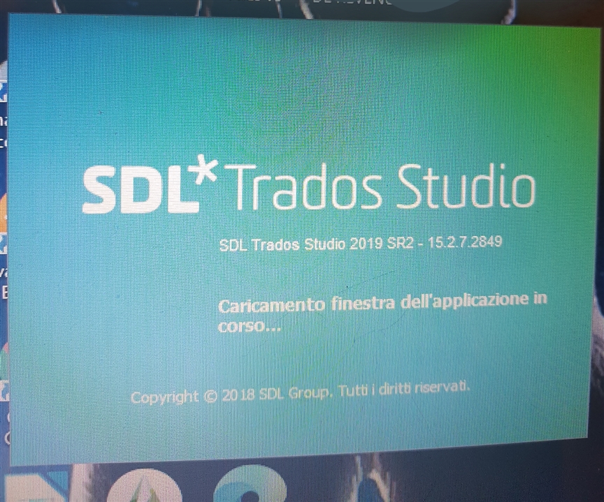 SDL Trados Studio splash screen displaying version 2019 SR2 - 15.2.7.2849 and a loading message in Italian 'Caricamento finestra dell'applicazione in corso...'.